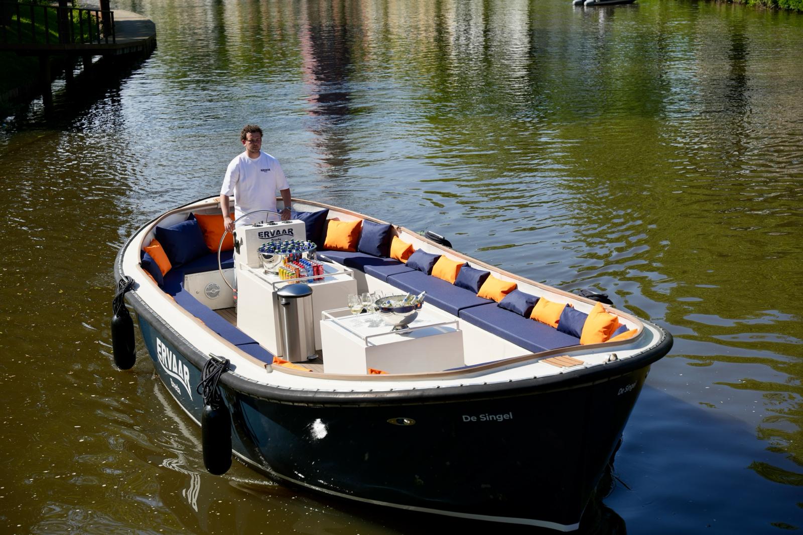 Bovenaanzicht van bootje varen in Breda met Ervaar Breda op een rondvaartboot over de singels van Breda.
